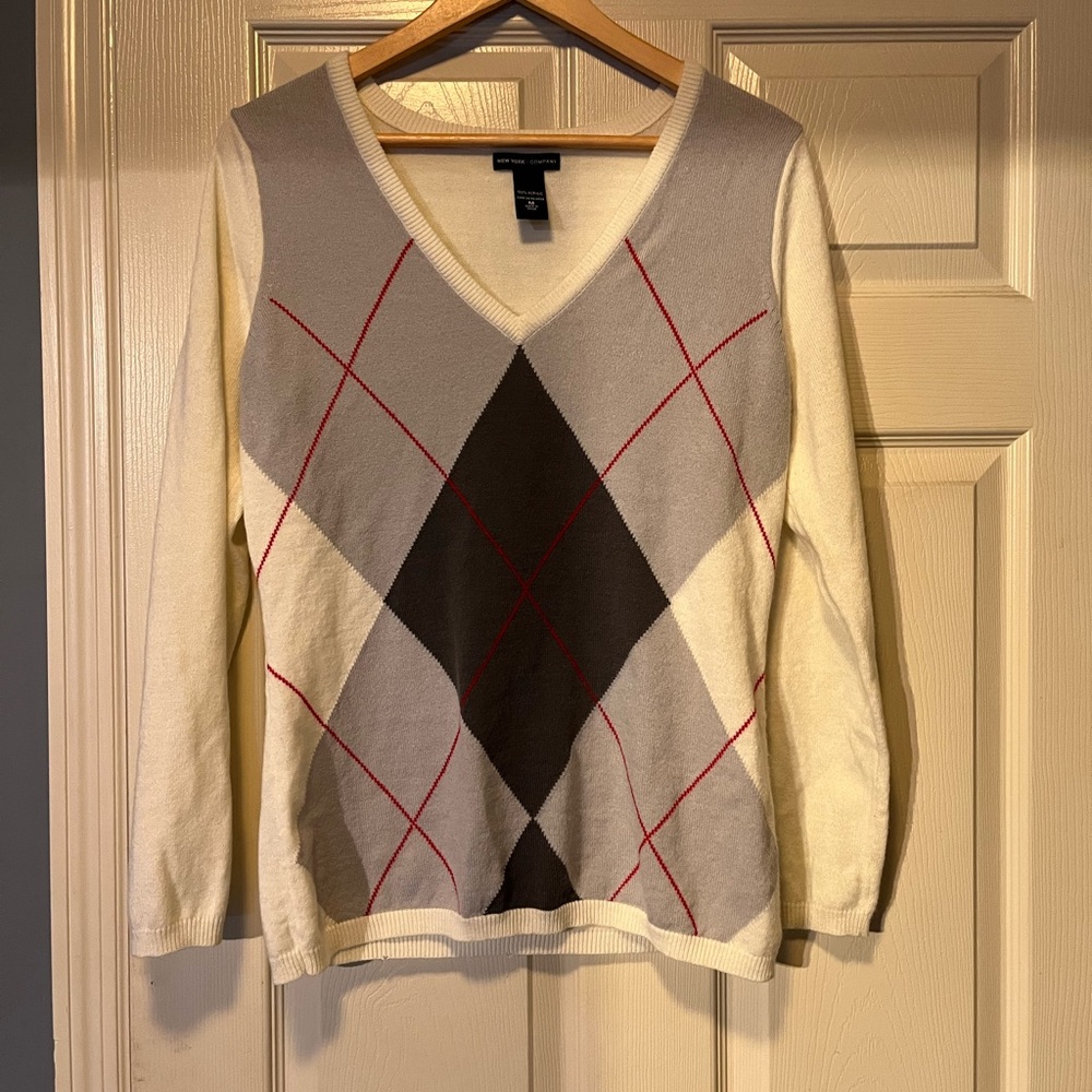 New York & Company v neck sweater argyle medium